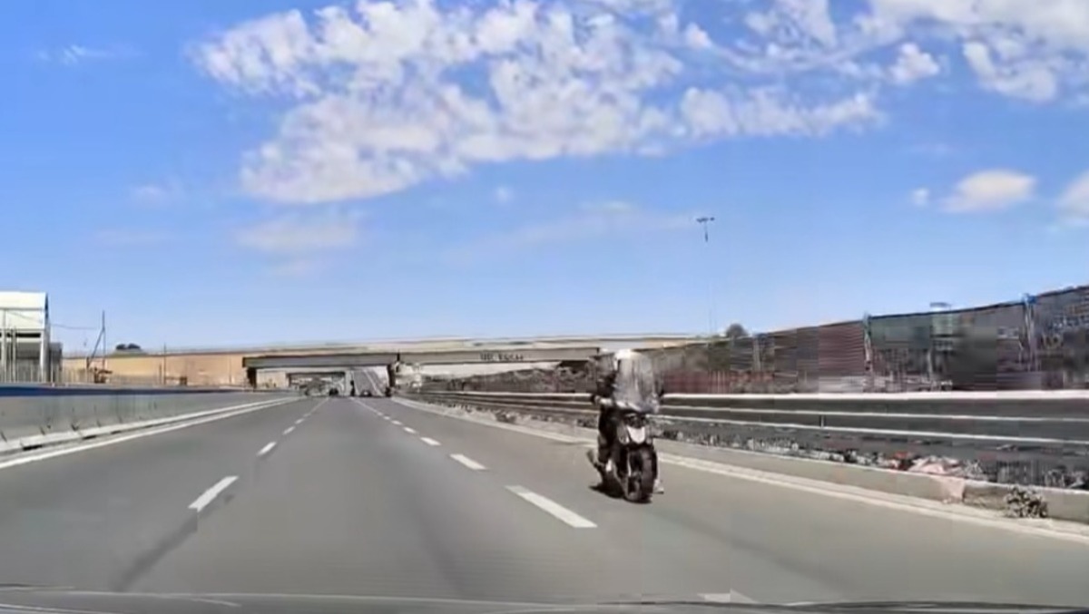 Statale 121, percorre la carreggiata contromano: il video lascia senza parole. - 
