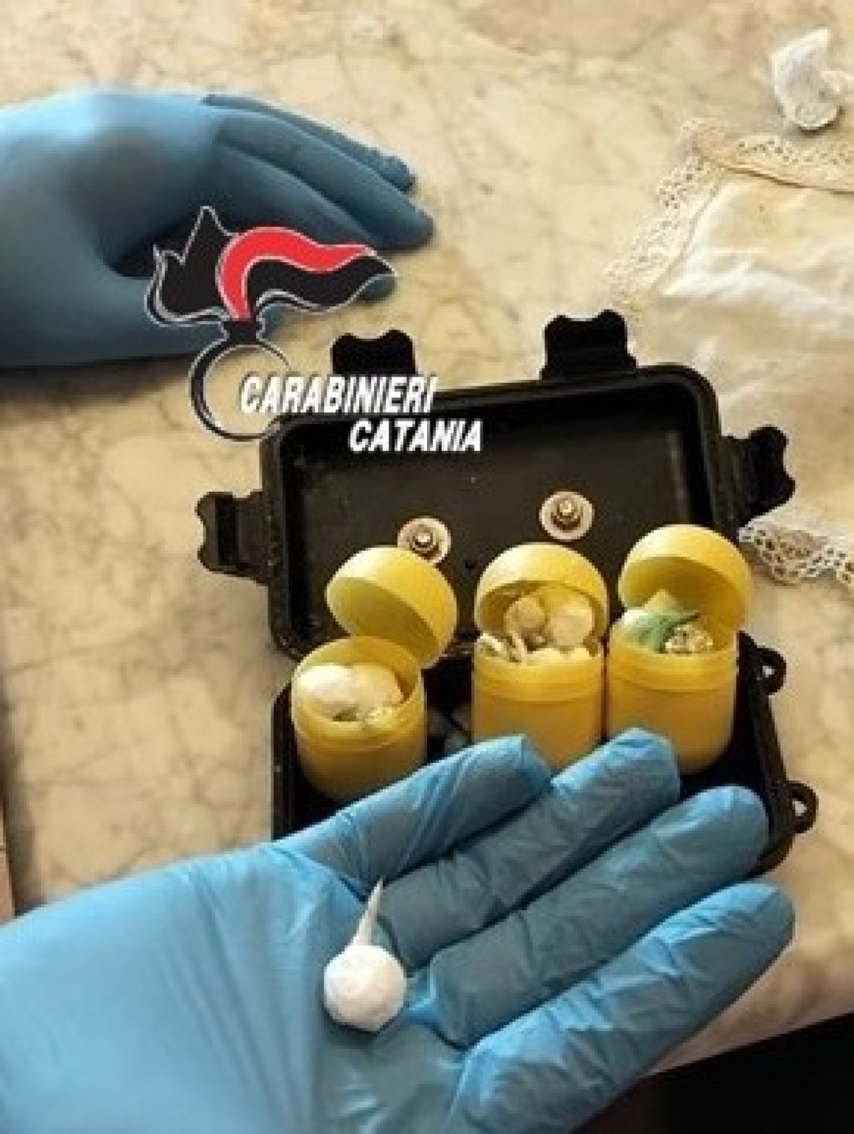 Paternò, lancia cocaina e crack dal balcone per sfuggire ai controlli: arrestato 21enne - 