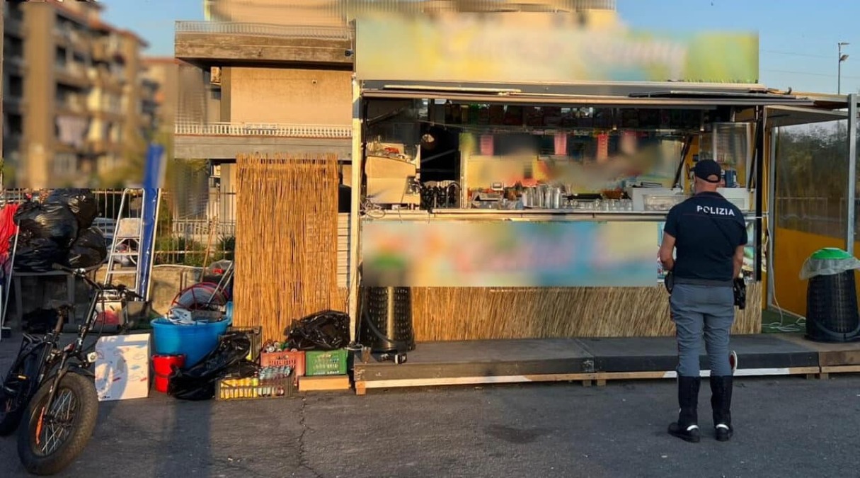 🚨 Tendone e frigoriferi in mezzo alla strada: sequestrato chiosco abusivo a Catania - 
