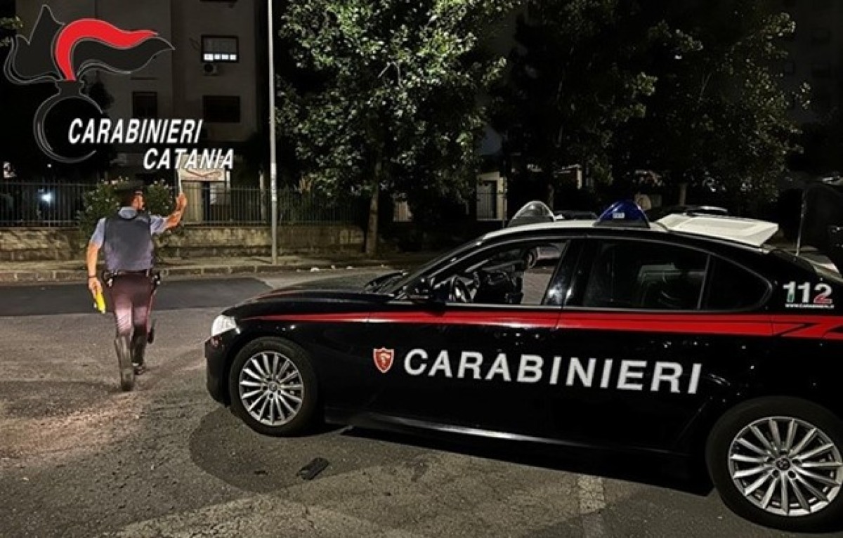 Paternò, paura in piazza: 24enne minaccia i passanti con una bottiglia rotta. - 
