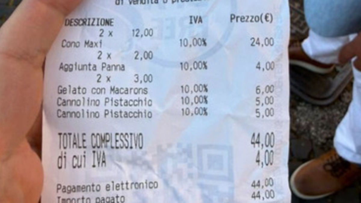 Roma, due gelati e uno scontrino da 44 euro: la protesta di una turista americana diventa virale - 