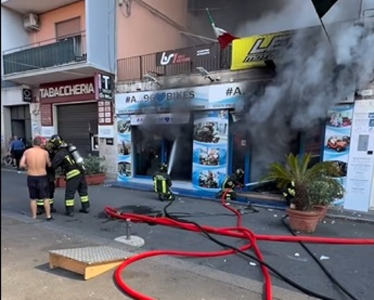 Paura in Corso Indipendenza, incendio distrugge un negozio di quad e bici elettriche: tre intossicati - 