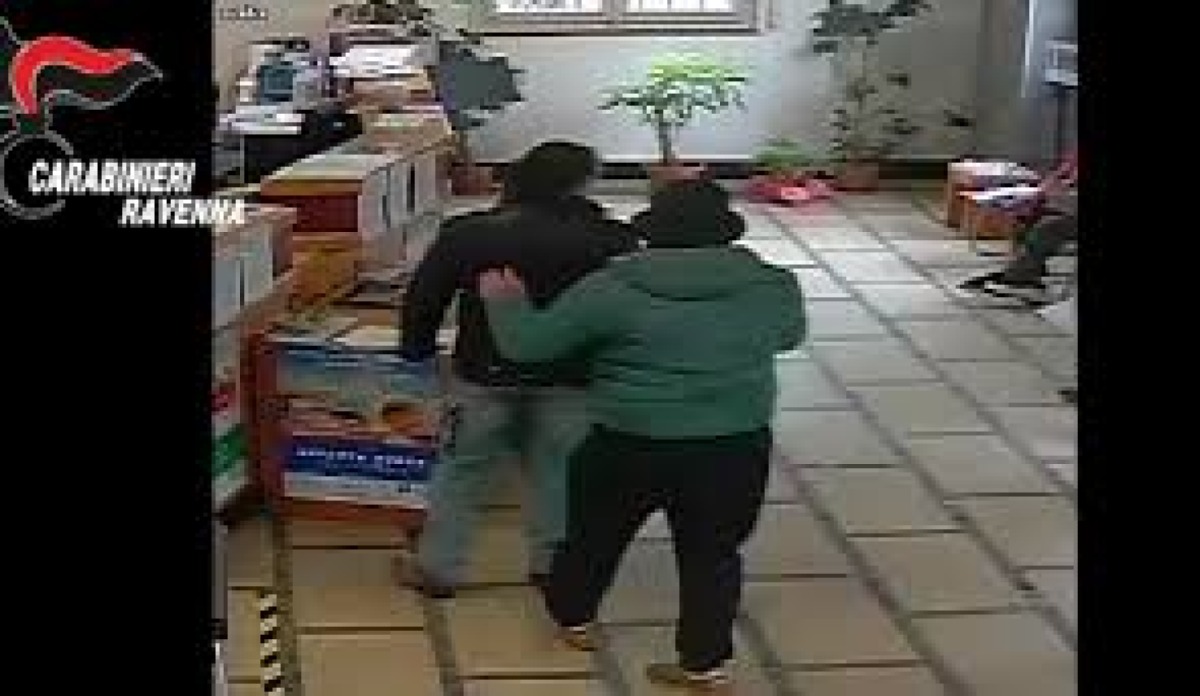 Assalto alla banca a Ravenna, cinque arresti per il colpo da 40 mila euro: tre sono catanesi - 