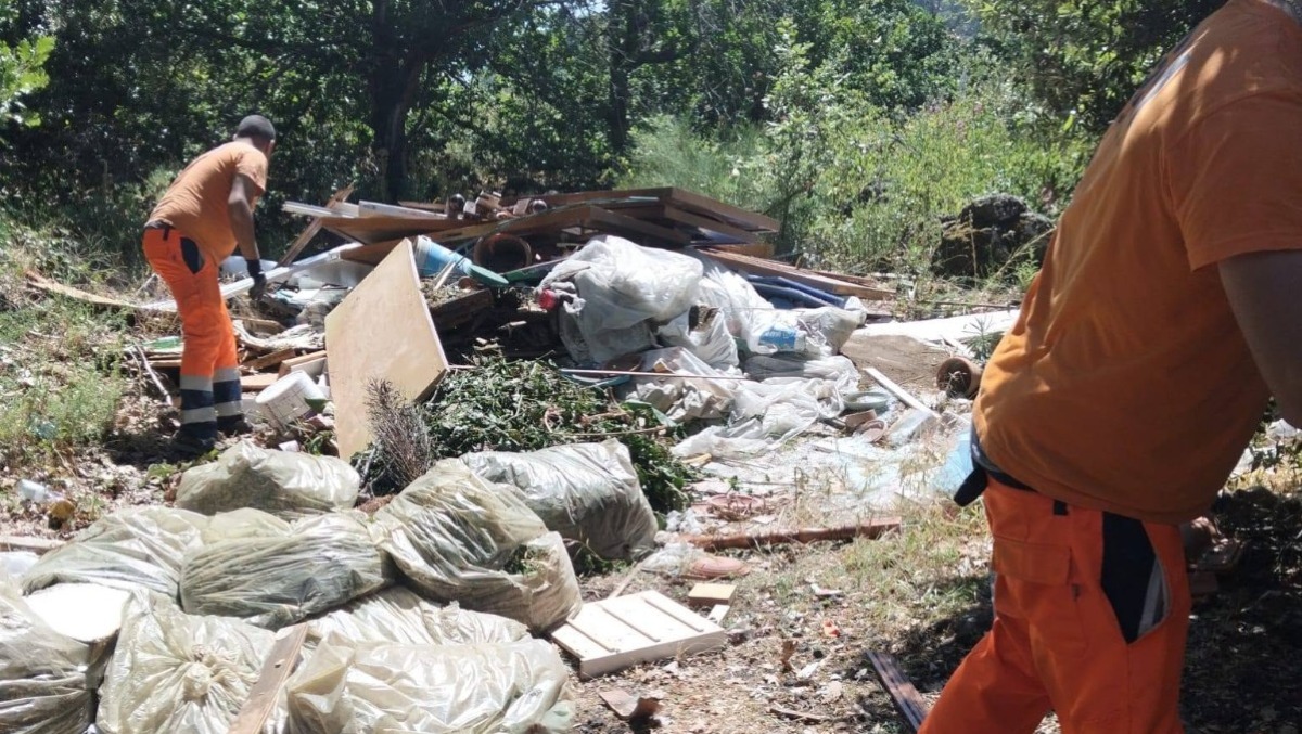 L’Etna trasformata in discarica, il sindaco Carlo Caputo: “Uno scempio che deve finire”. - 
