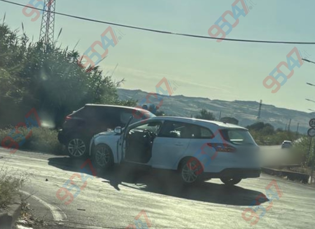 🟡 ULTIM'ORA.  Paternò, incidente alla rotatoria delle Tre Fontane: scontro tra due auto