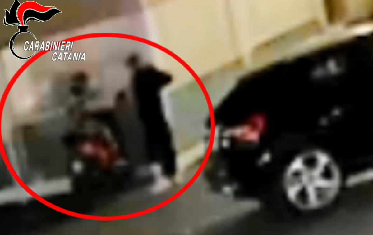 Terrore in piazza a Ramacca: 17enne aggredito dal branco e rapinato del ciclomotore - 