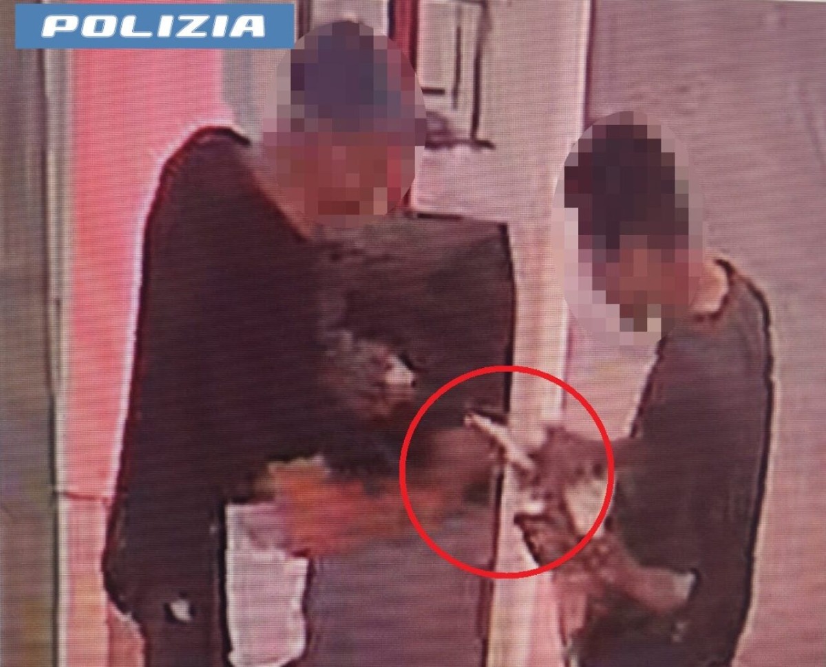 Catania, trova una carta di credito smarrita e la svuota con il benzinaio: due denunciati dalla Polizia - 