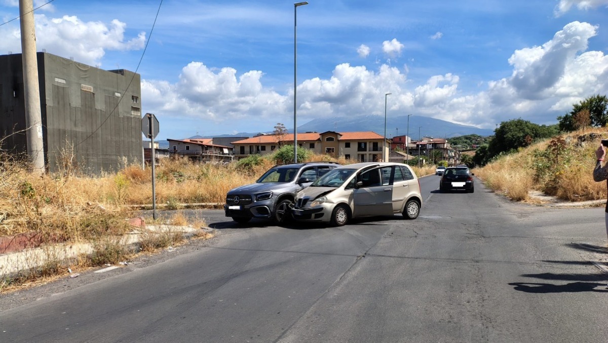 Paternò, incidente in via Marco Polo: coinvolte due auto, soccorsi sul posto
