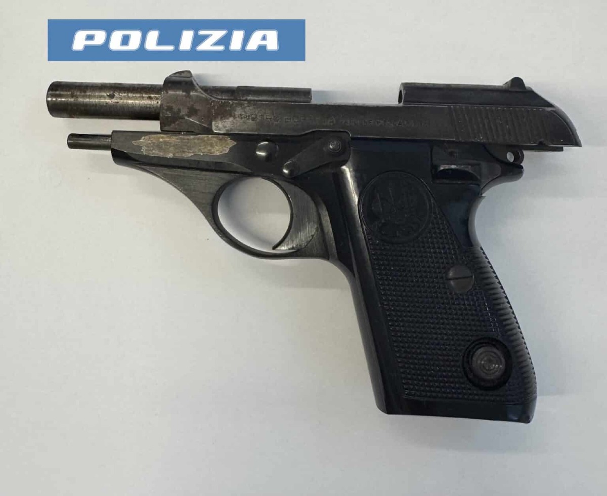 Catania, chiacchierava in strada con una pistola clandestina nel marsupio: arrestato 56enne - 