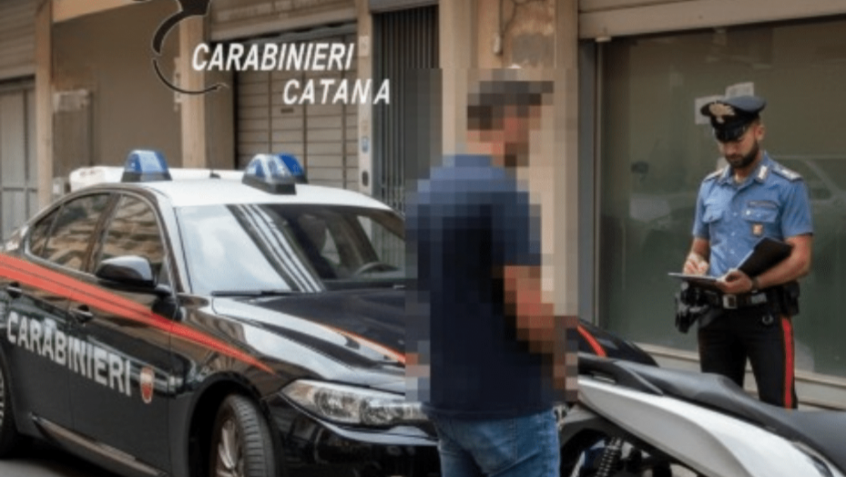 Ai domiciliari con braccialetto elettronico, esce in scooter per un giro in città: arrestato - 
