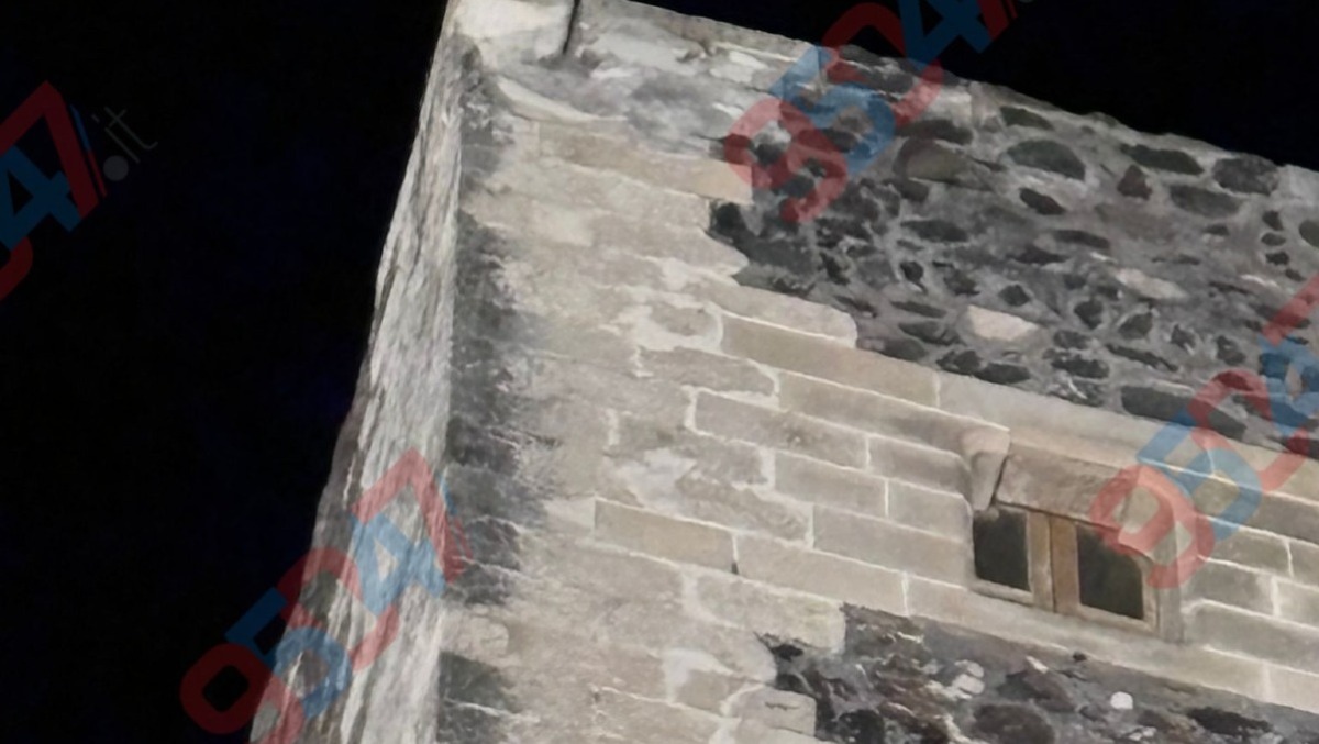 Paternò, crollano pietre dal Castello Normanno: transennata l'area, sfiorata la tragedia - 