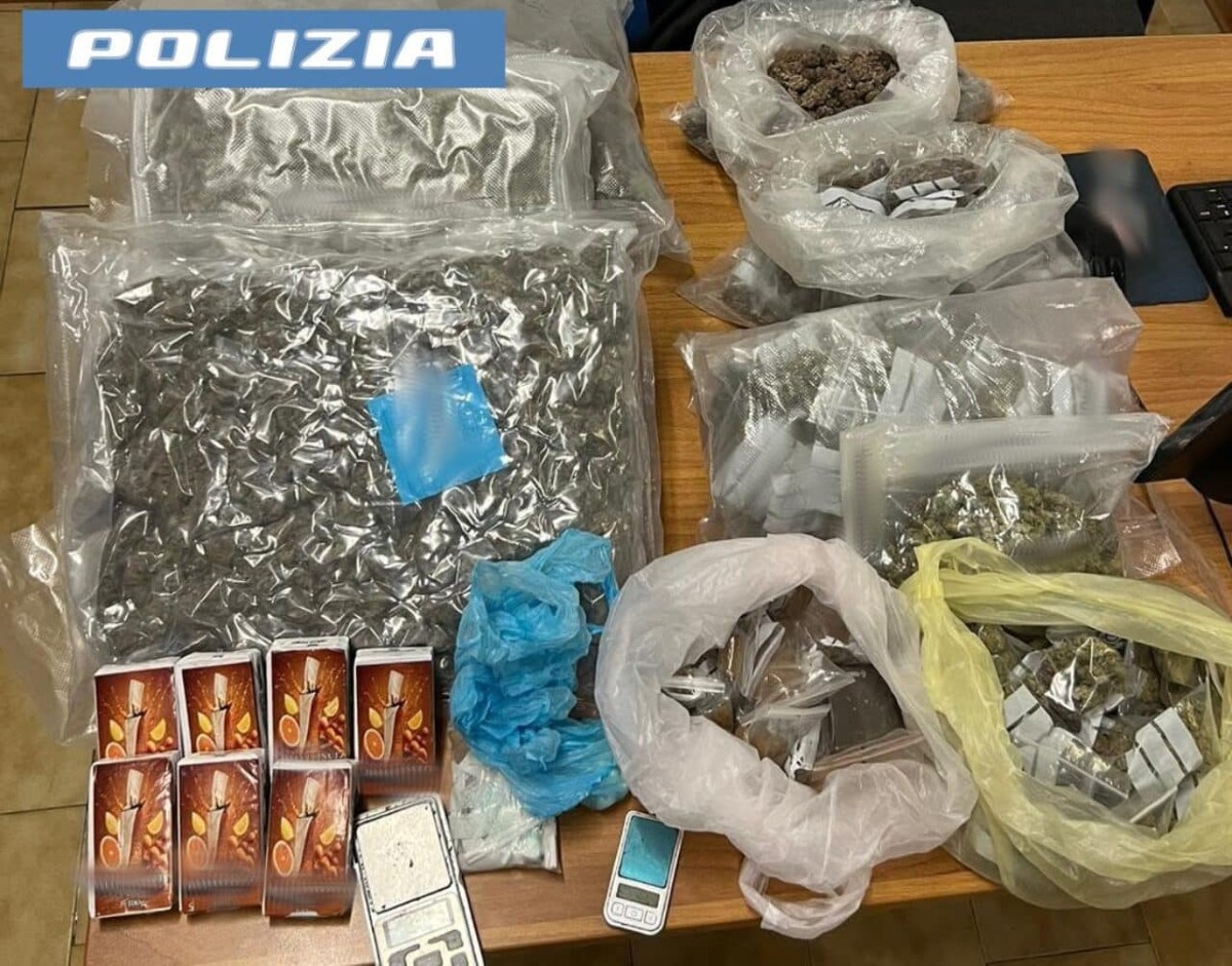 Catania, nasconde oltre 5 chili di droga in salotto: arrestato 21enne - 