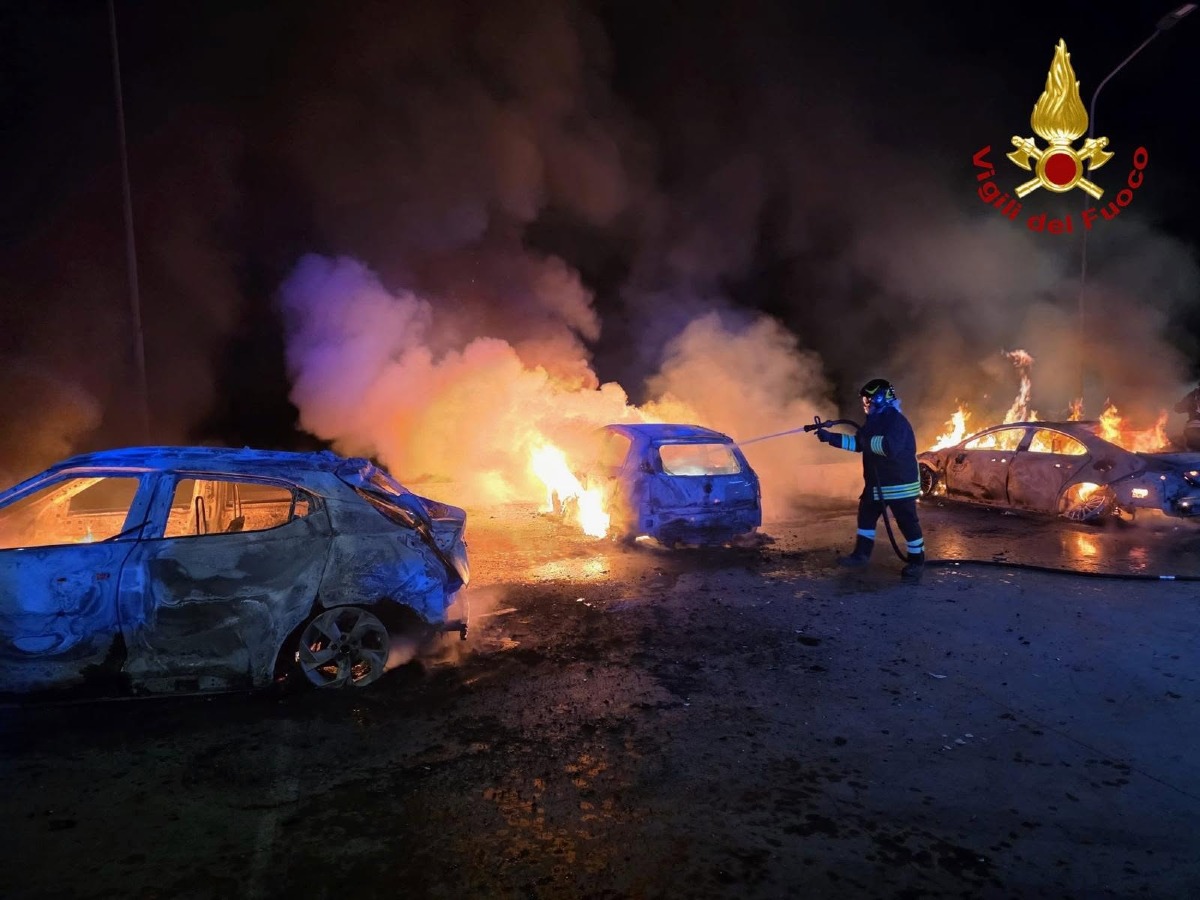 🔴 Fiamme nella notte a Nizza di Sicilia: quattro auto distrutte da un incendio, si indaga sul dolo - 