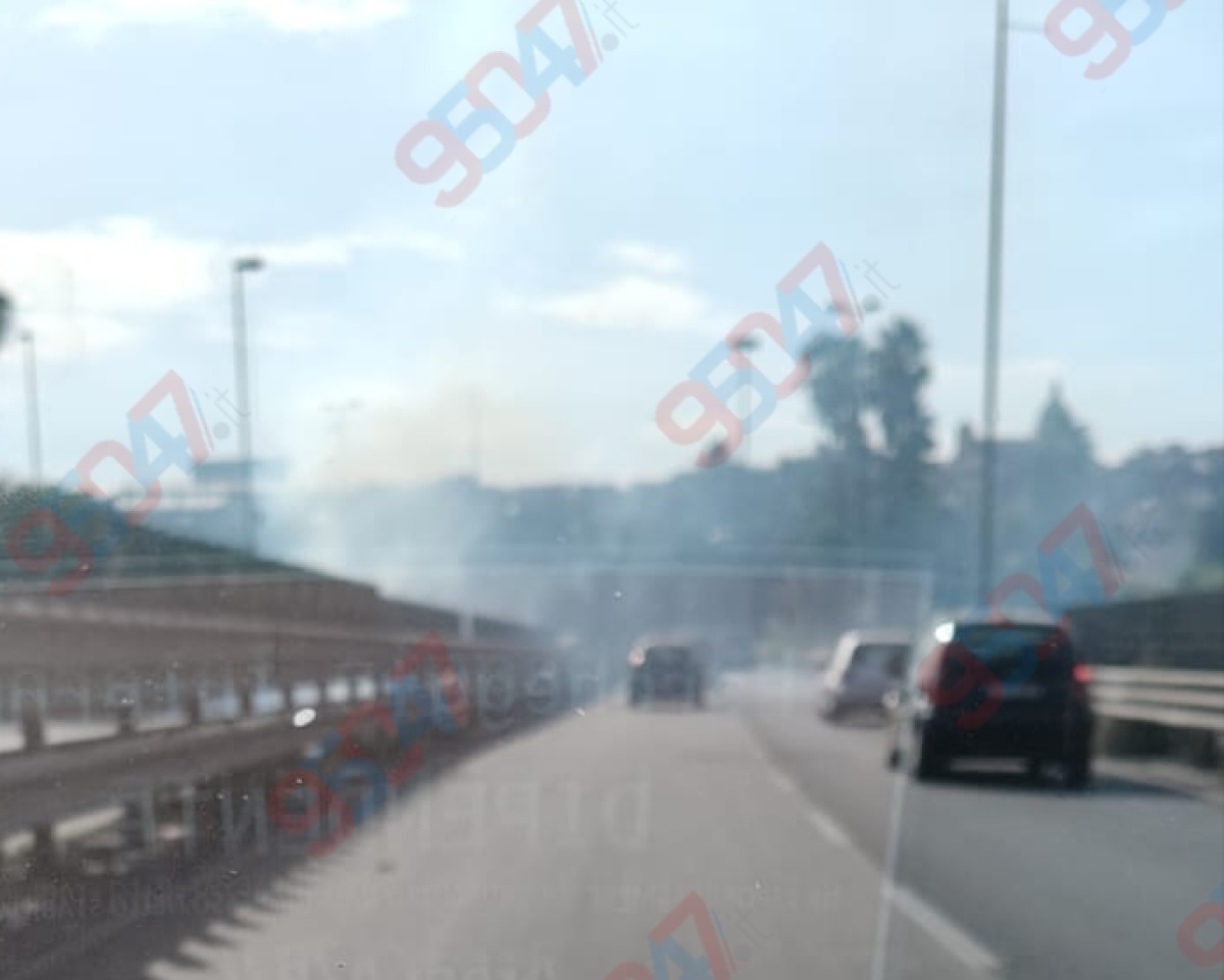 🔴 Incendio di sterpaglie sulla SS121 all'altezza di Misterbianco:  code - 