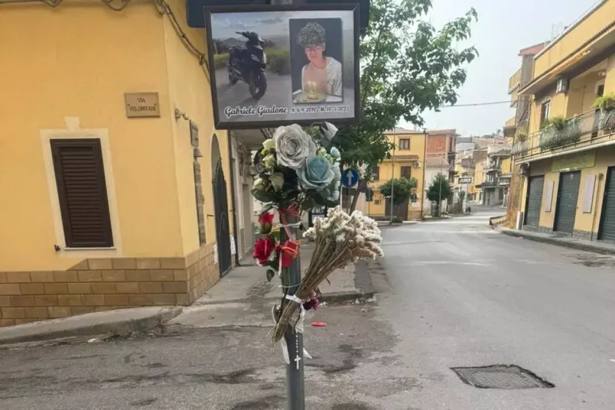 ENNA. Ricordavano il figlio morto con una targa: il Comune la fa togliere e scatta la protesta - 
