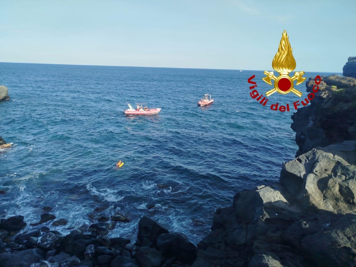 Paura sulla scogliera di Catania: giovane ferita, intervento congiunto di Vigili del Fuoco e Guardia Costiera - 