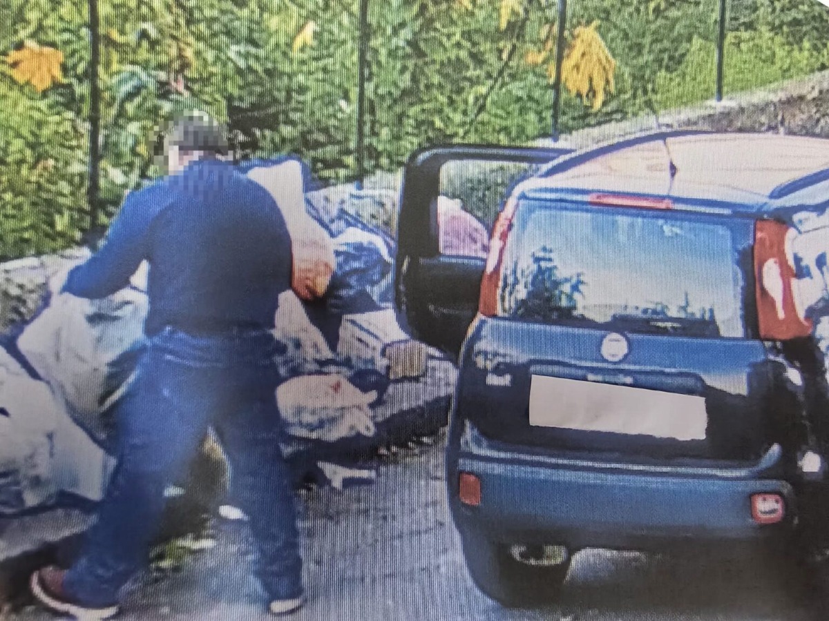 RIPOSTO. Abbandonano rifiuti e vengono filmati: scattano denunce e maxi multe - 
