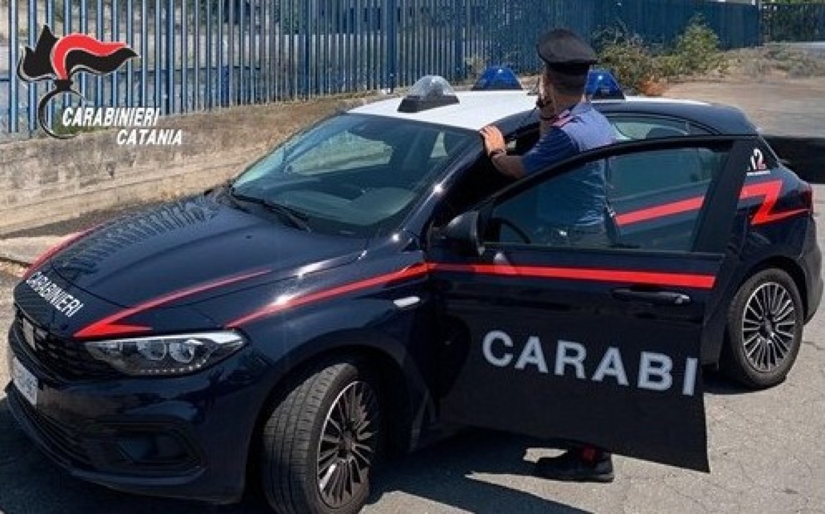 Aci Castello, lite in strada: 44enne trovato con coltello e martello, denunciato. - 