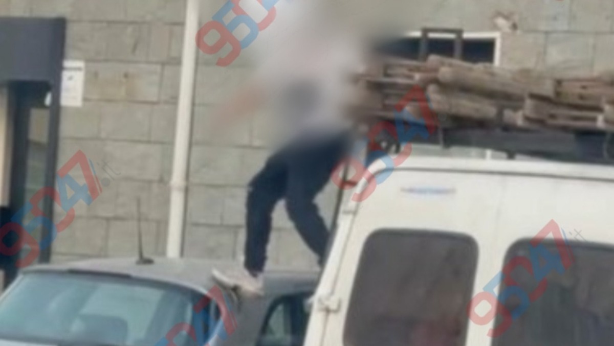 🔴 Paternò, ragazzi sopra auto e furgoni parcheggiati: nuove foto choc da Piazza della Regione - 