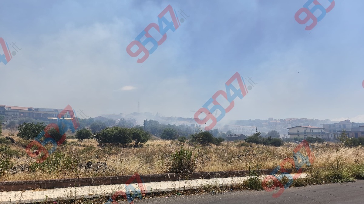 Paternò, vasto incendio a Scala Vecchia: fiamme vicino alle case - 