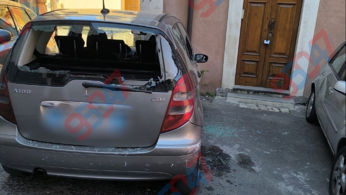 Paternò, auto distrutta a martellate: i residenti, «Abbiamo paura anche di uscire di casa» - 