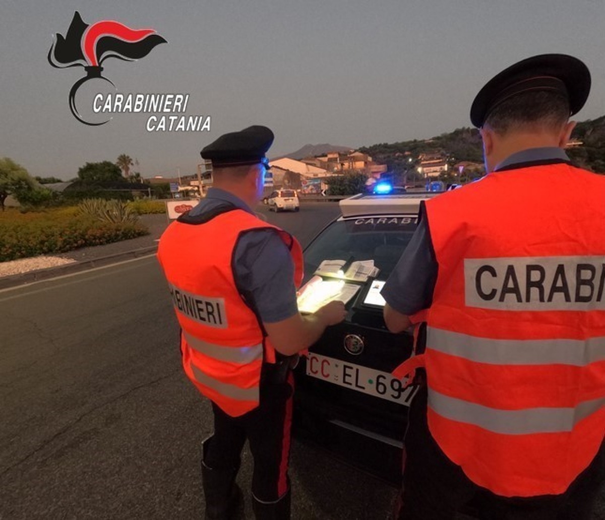Randazzo, guida col cellulare: fermata dai Carabinieri, li aggredisce. 34enne denunciata - 