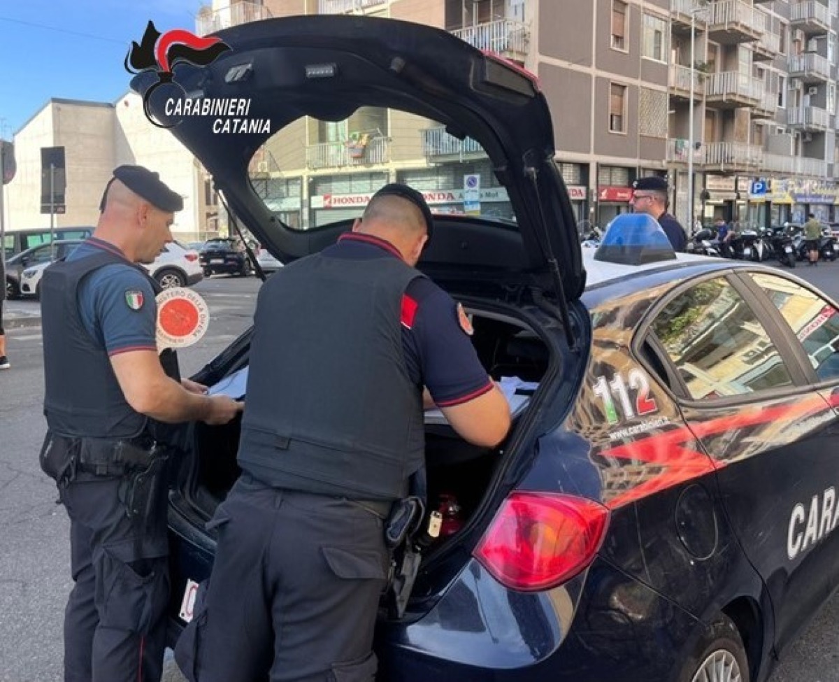 Catania, distraggono i commessi e rubano due collane d'oro: incastrati dalle telecamere. - 
