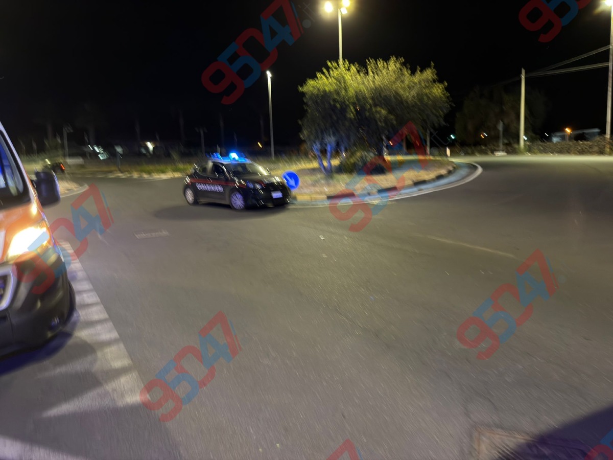Santa Maria di Licodia, incidente in rotatoria: due scooter coinvolti e due feriti - 