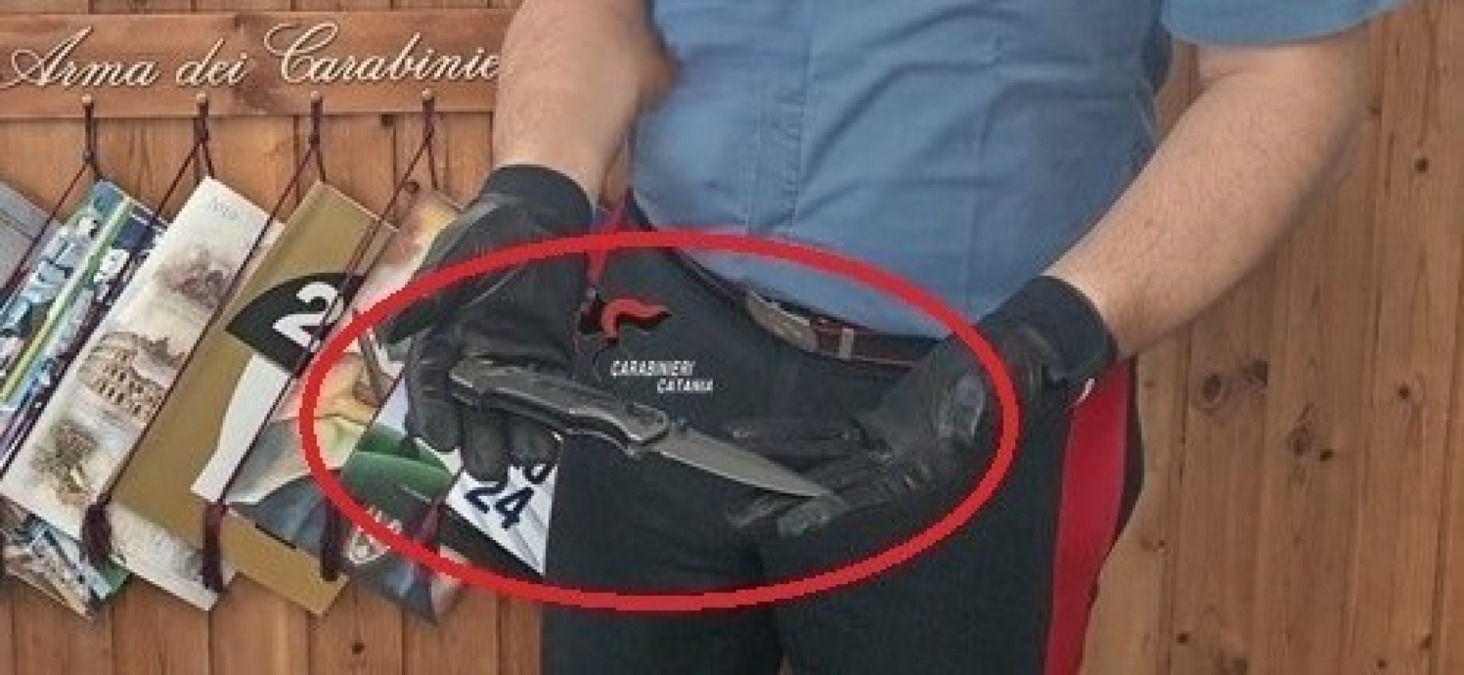 Belpasso, vede i Carabinieri e si rifugia nella toilette: 14enne sorpreso con un coltello a scatto. - 
