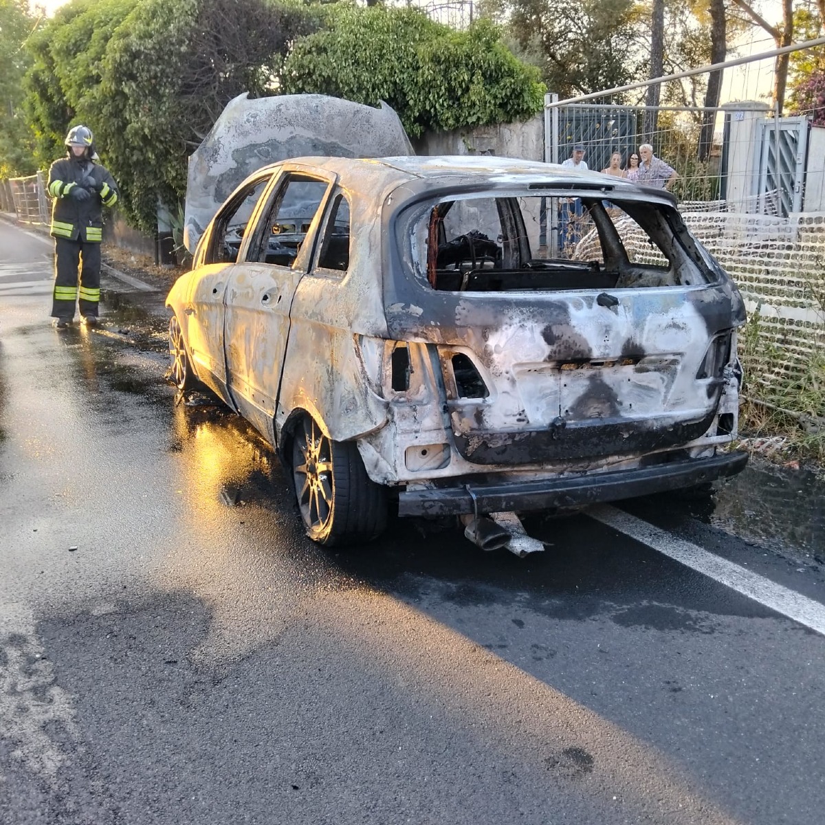 Auto in fiamme a San Gregorio: intervengono Vigili del Fuoco e Polizia Locale - 