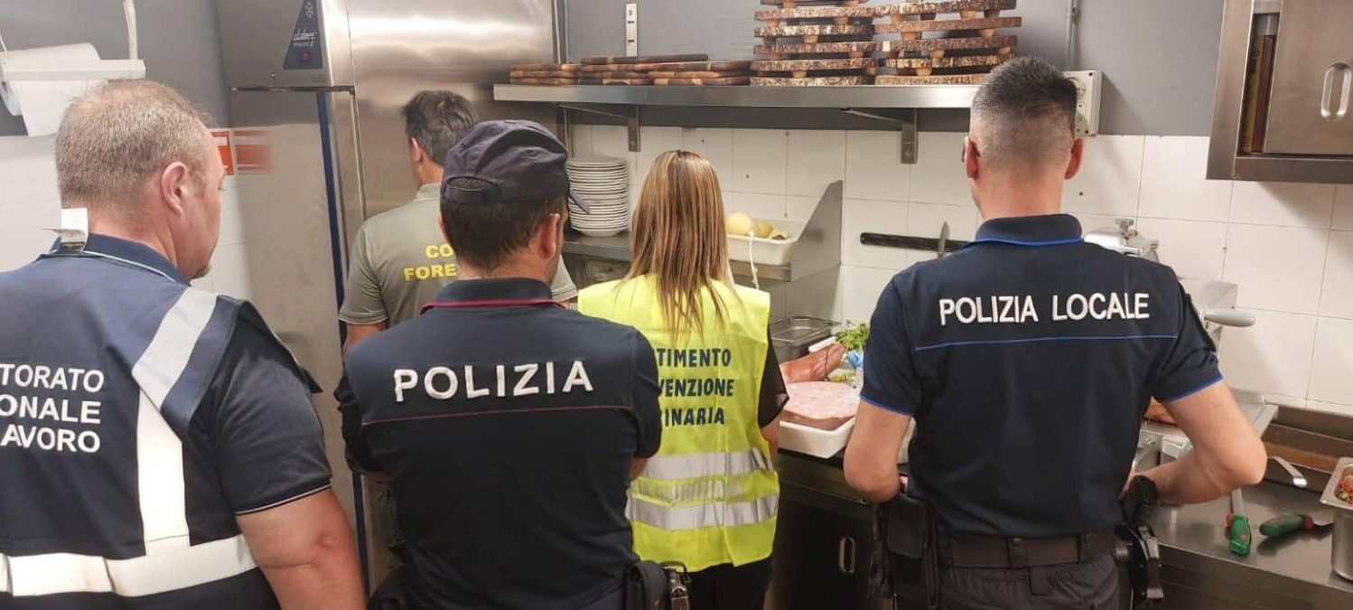 Blitz della Polizia tra Nicolosi e Ragalna: cibi scaduti, lavoratore in nero e raffica di sanzioni. - 