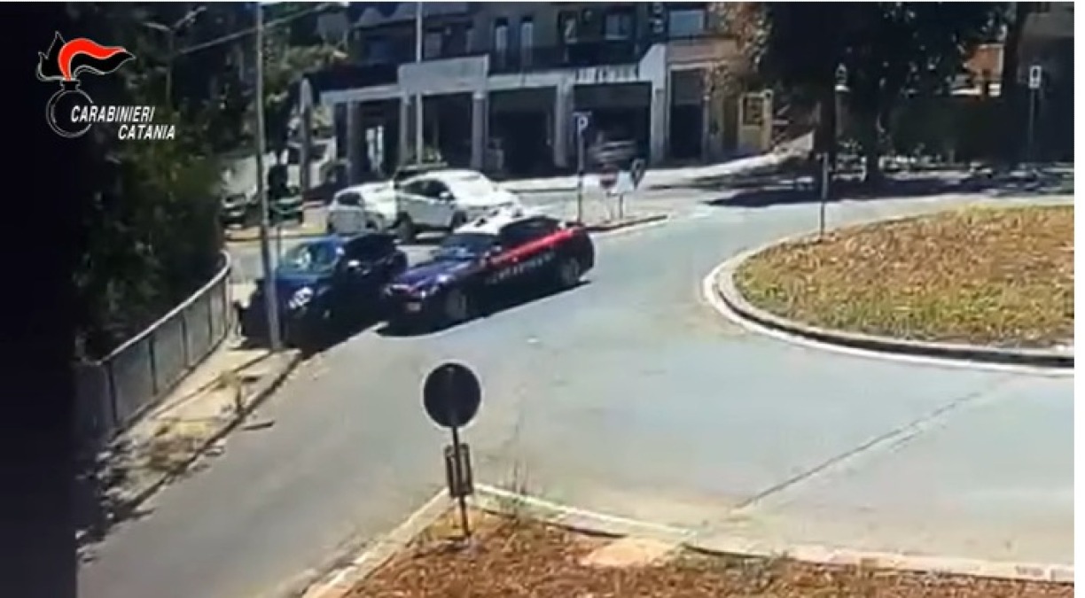 Caltagirone, rapina in panificio e fuga a tutta velocità: tre arrestati dopo lo schianto contro un palo. - 
