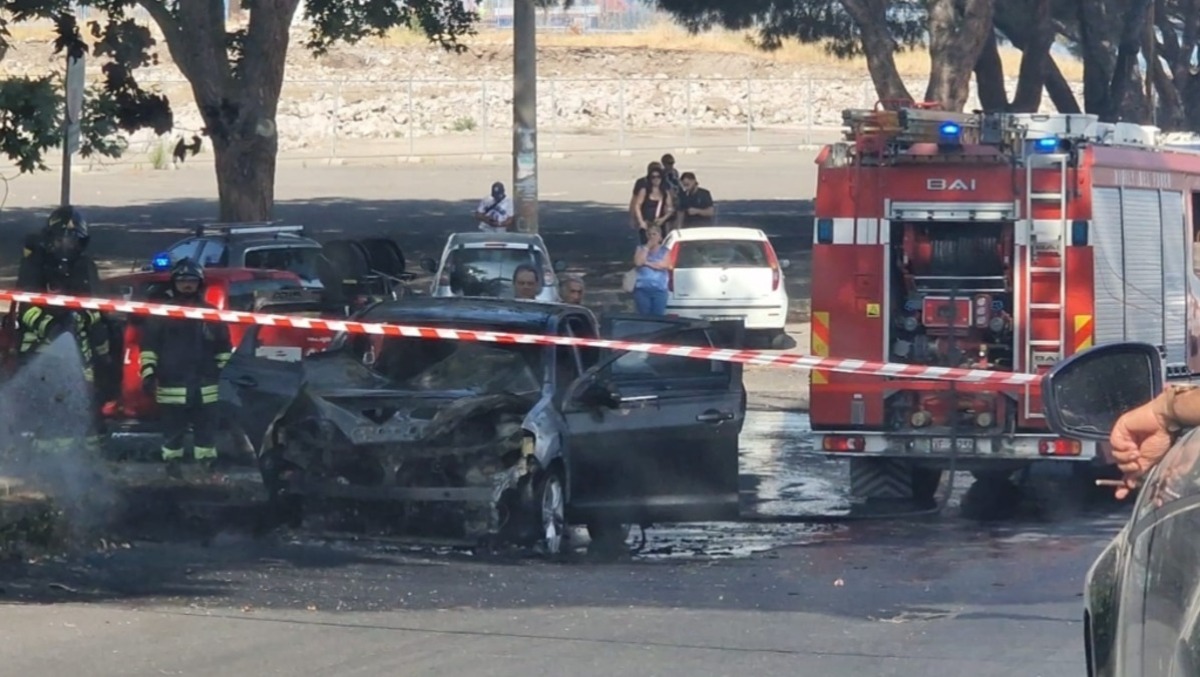 Paternò, auto prende fuoco in via Acque Grasse