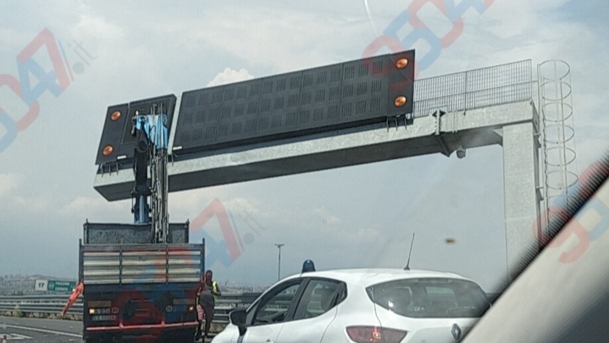 Tangenziale di Catania, rallentamenti verso Messina: camion urta la segnaletica Anas - 