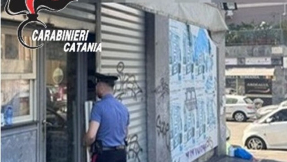 Catania, ruba alimenti e prende a pugni il negoziante: arrestato 29enne - 