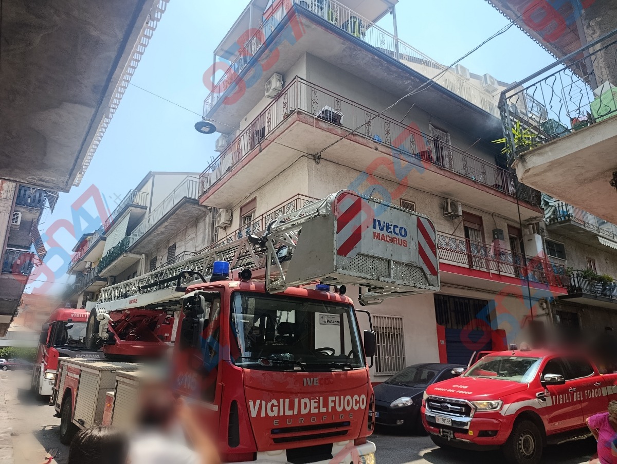  Paternò, incendio in un appartamento: un minore riesce a uscire in tempo, tanta paura tra i residenti - 