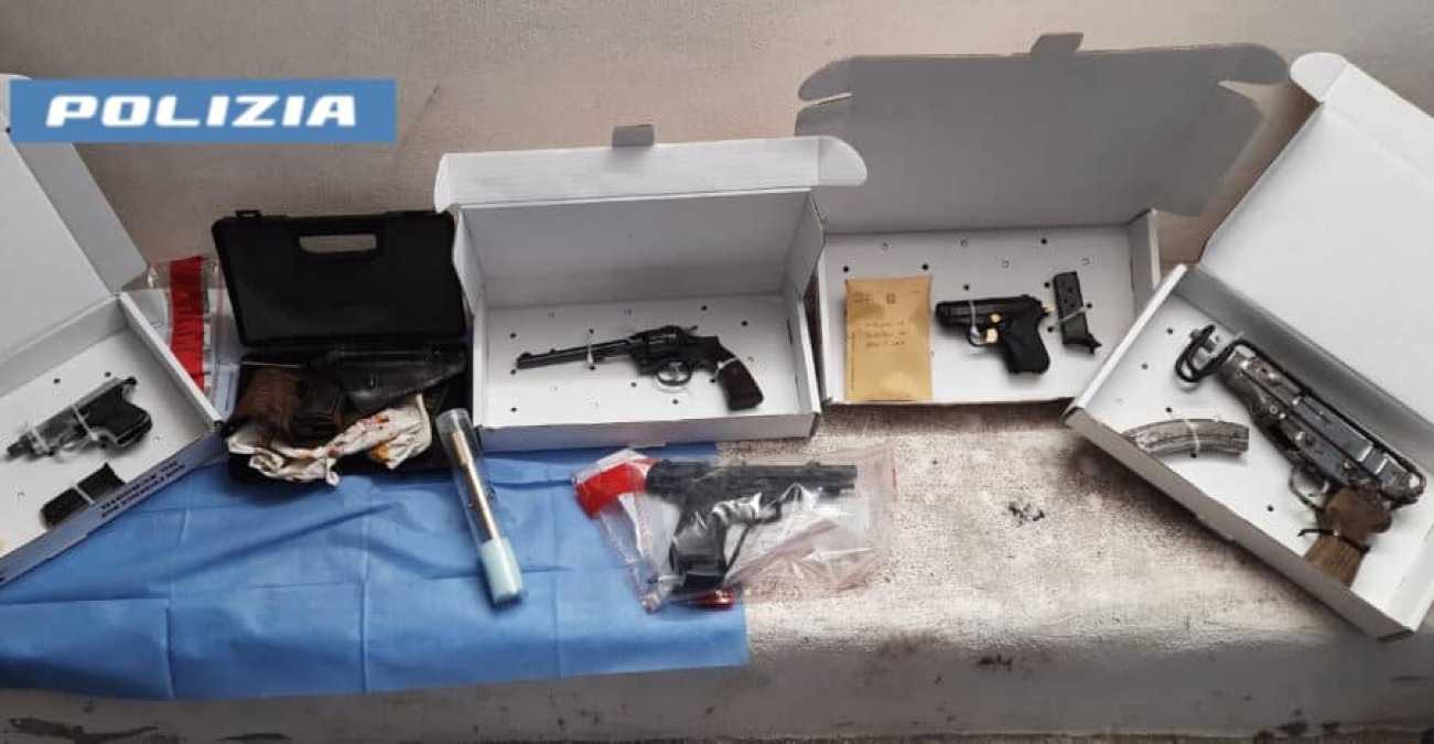 Catania, scoperto un arsenale in un garage: kalashnikov, mitraglietta, sei pistole e droga - 