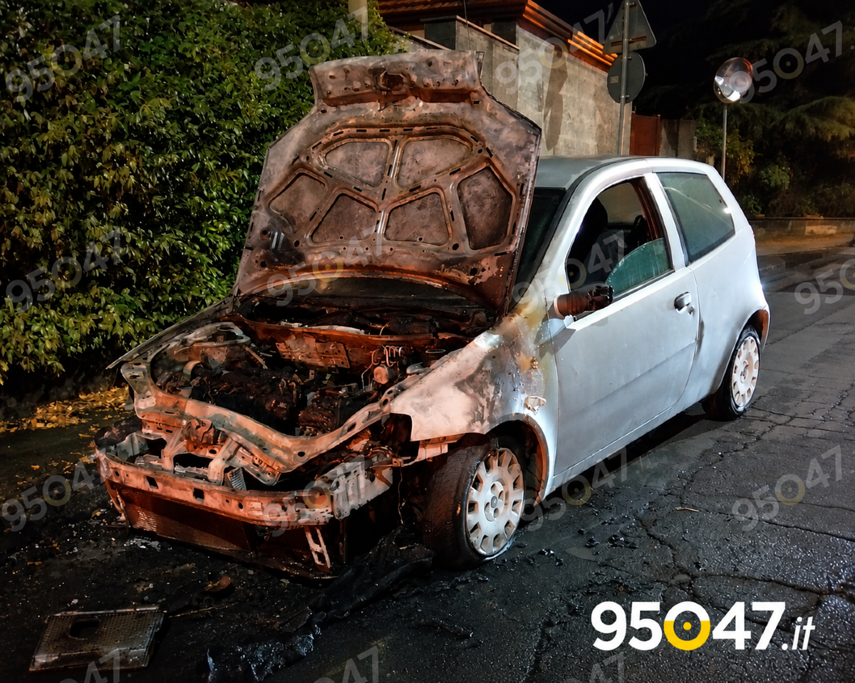 Paura a Pedara: Fiat Punto in fiamme durante la marcia, donna illesa - 