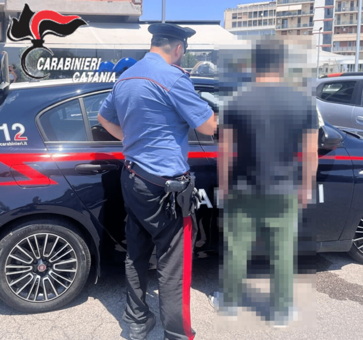 Paura in piazza Europa: rifiuta di pagare il parcheggiatore abusivo, inseguito e minacciato - 