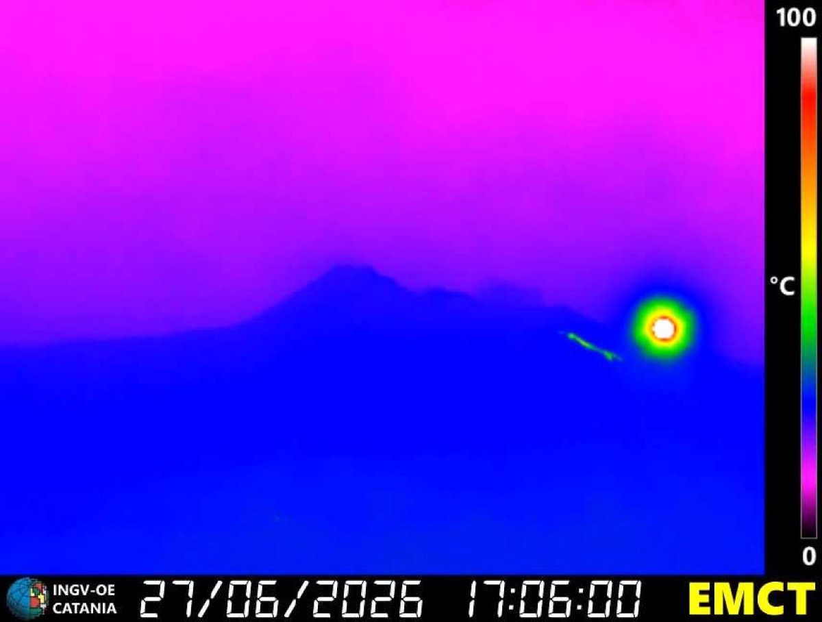 Etna, la lava torna a illuminare il vulcano: nuova colata in area sommitale - 