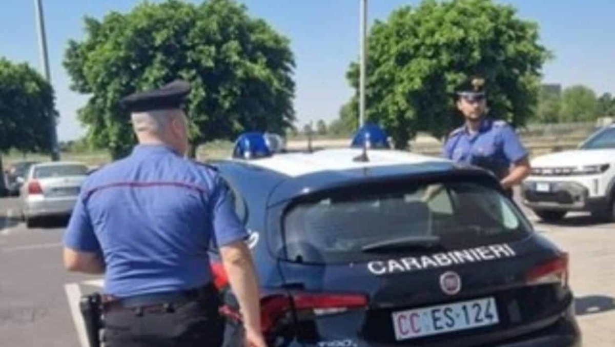 Misterbianco. Smontavano i fari nel parcheggio del centro commerciale: arrestato un 20enne, denunciato un 15enne - 