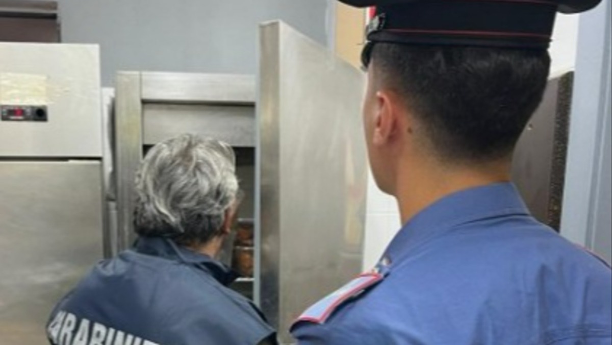Bronte, blitz dei NAS in un locale: carenze igieniche, alimenti non conformi e multa da 2.000 euro - 
