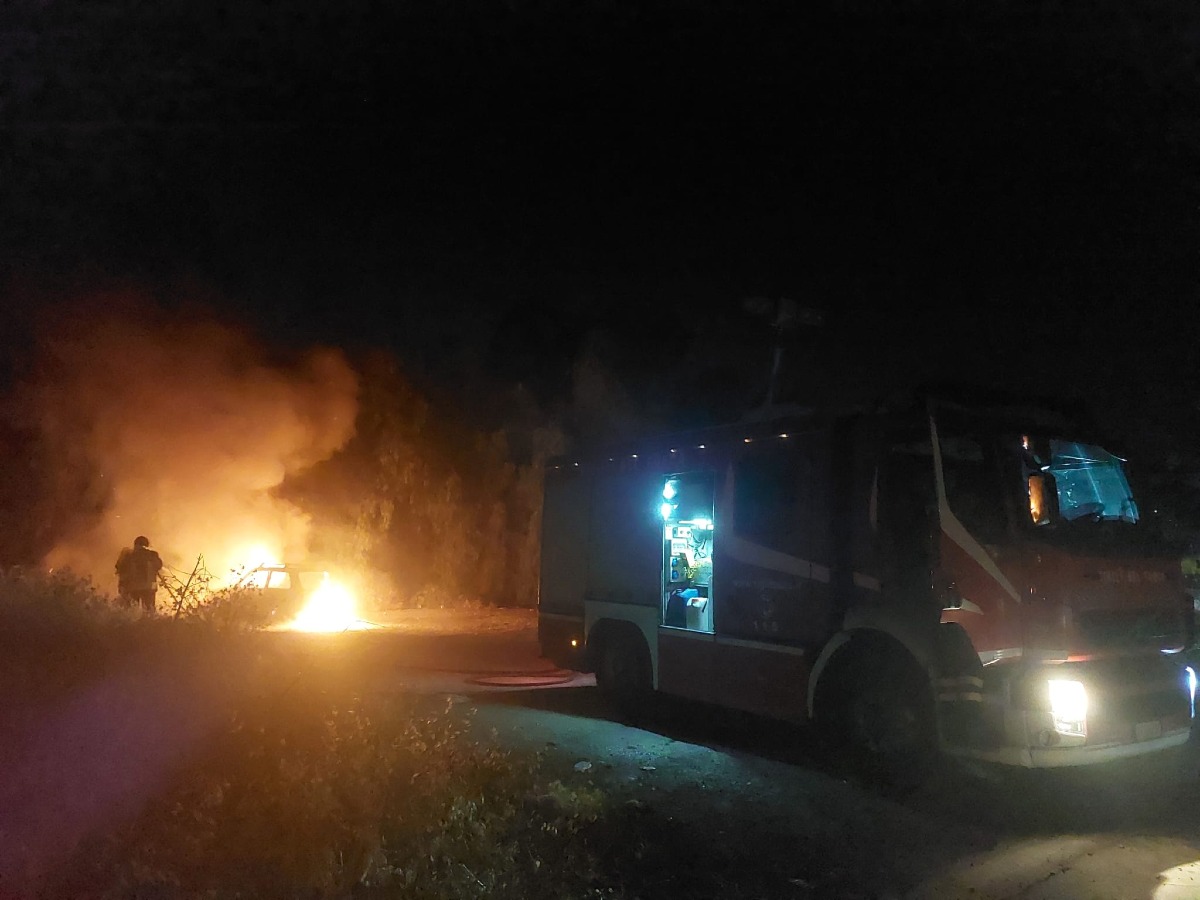 Paternò, auto in fiamme nella notte: intervento dei Vigili del Fuoco in viale Balatelle - 