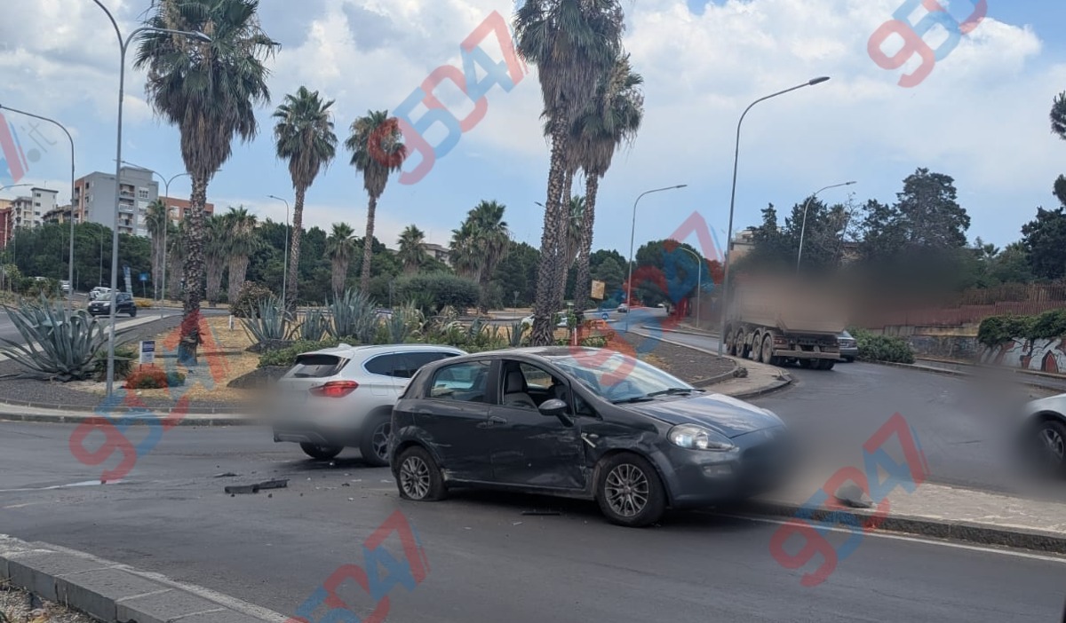 🚨 ULTIM'ORA – Paternò, nuovo incidente alla rotonda tra via Convento e Corso Italia: due auto coinvolte - 