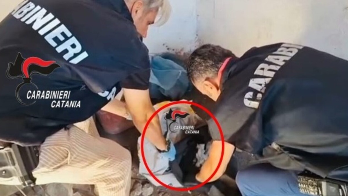 Belpasso, casa trasformata in base dello spaccio: arrestato un 19enne - 