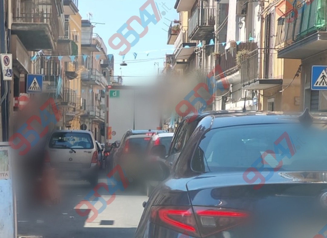 Paternò, caos in via Circonvallazione: camion bloccato dalla sosta selvaggia - 