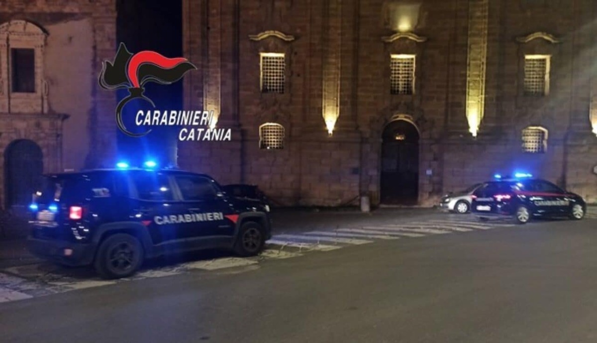 CALTAGIRONE. Si barrica in casa con un coltello e tenta di colpire un carabiniere: arrestato 19enne - 