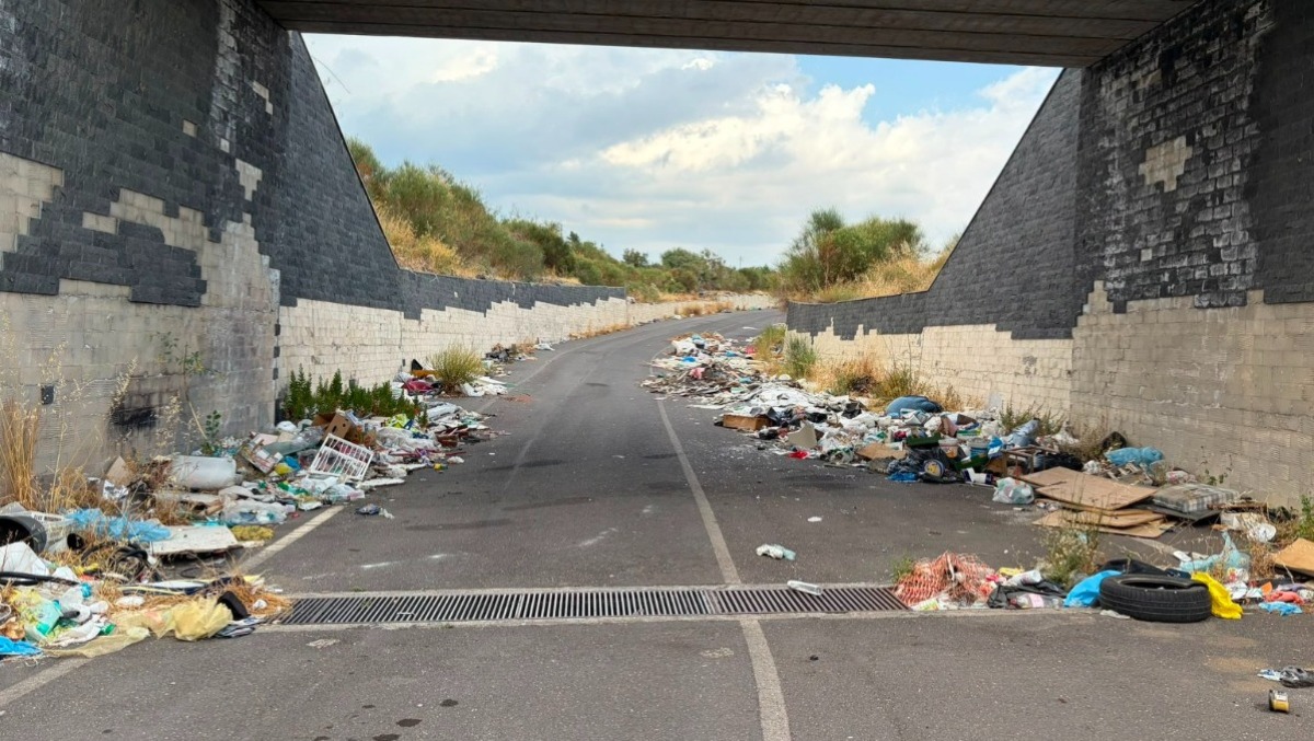 Paternò, la SP136 trasformata in una maxi discarica: «È così da anni e continua a peggiorare» - 