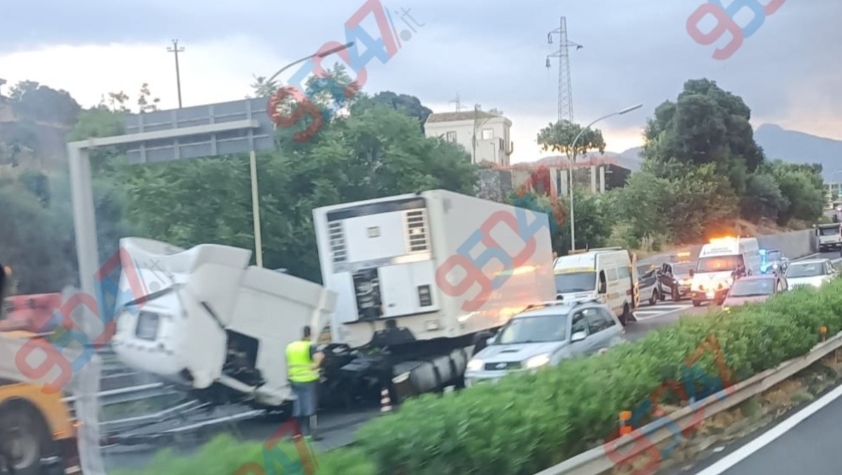A18, Tir contro il guardrail nella notte: svincolo di Fiumefreddo chiuso, traffico rallentato verso Catania - 
