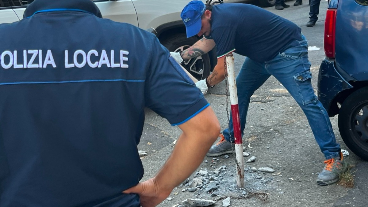 Librino, maxi controlli di Polizia Locale e Carabinieri: rimossi 60 paletti abusivi e 10 auto abbandonate - 